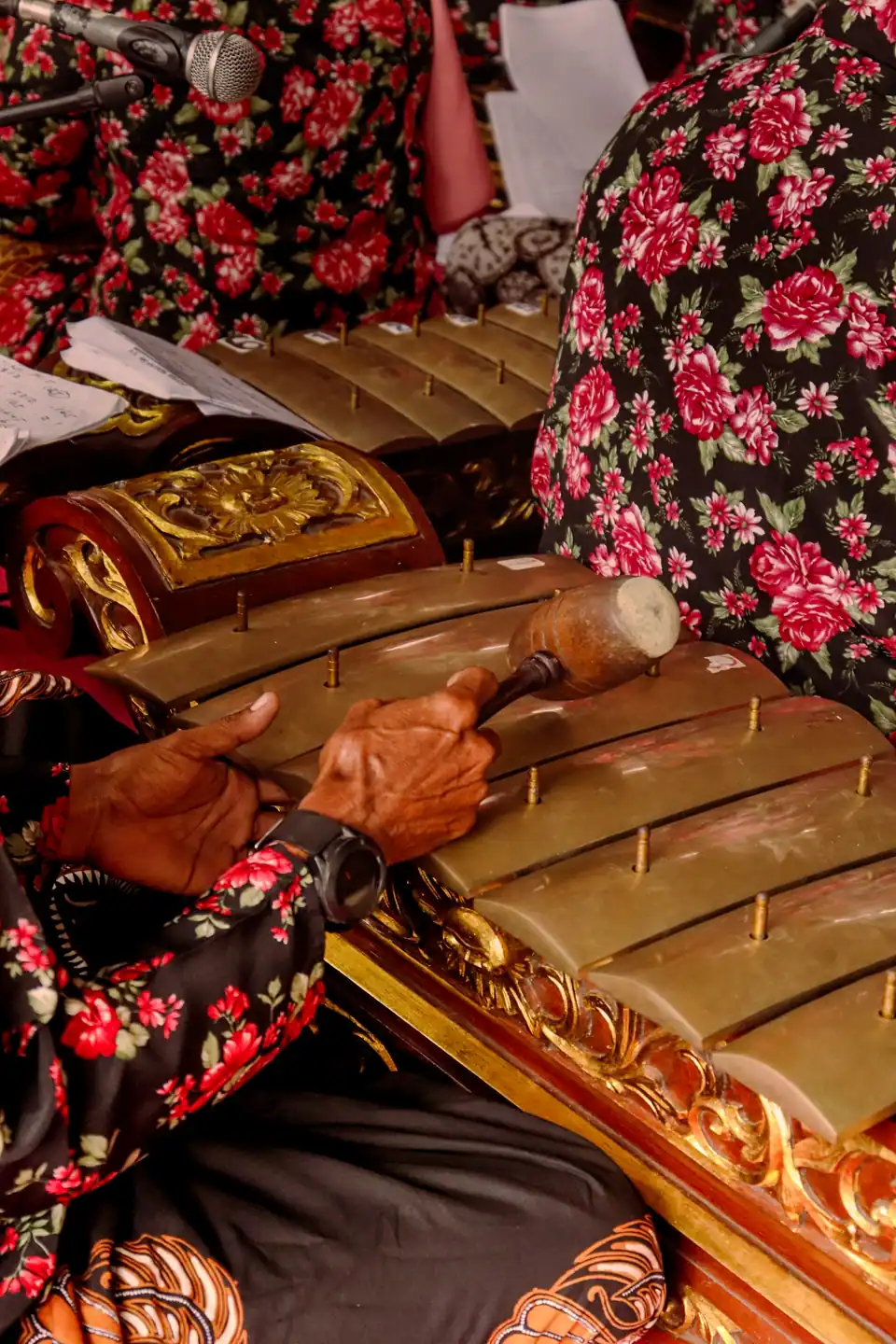 Foto dokumenter pemain gamelan menabuh bonang, foto oleh Frazi