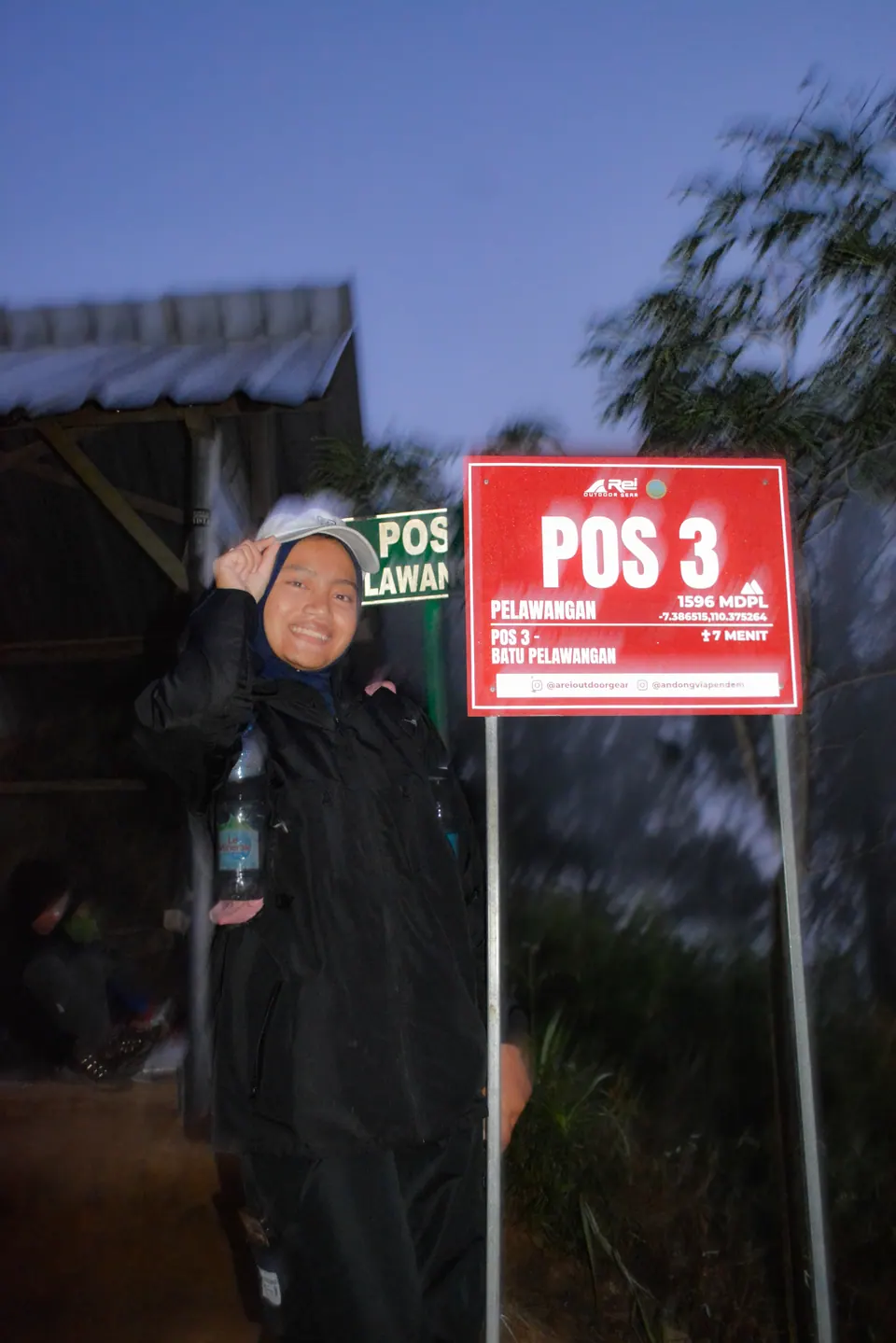 Foto pendakian: pendaki berpose di papan pos tiga saat subuh, foto oleh Frazi