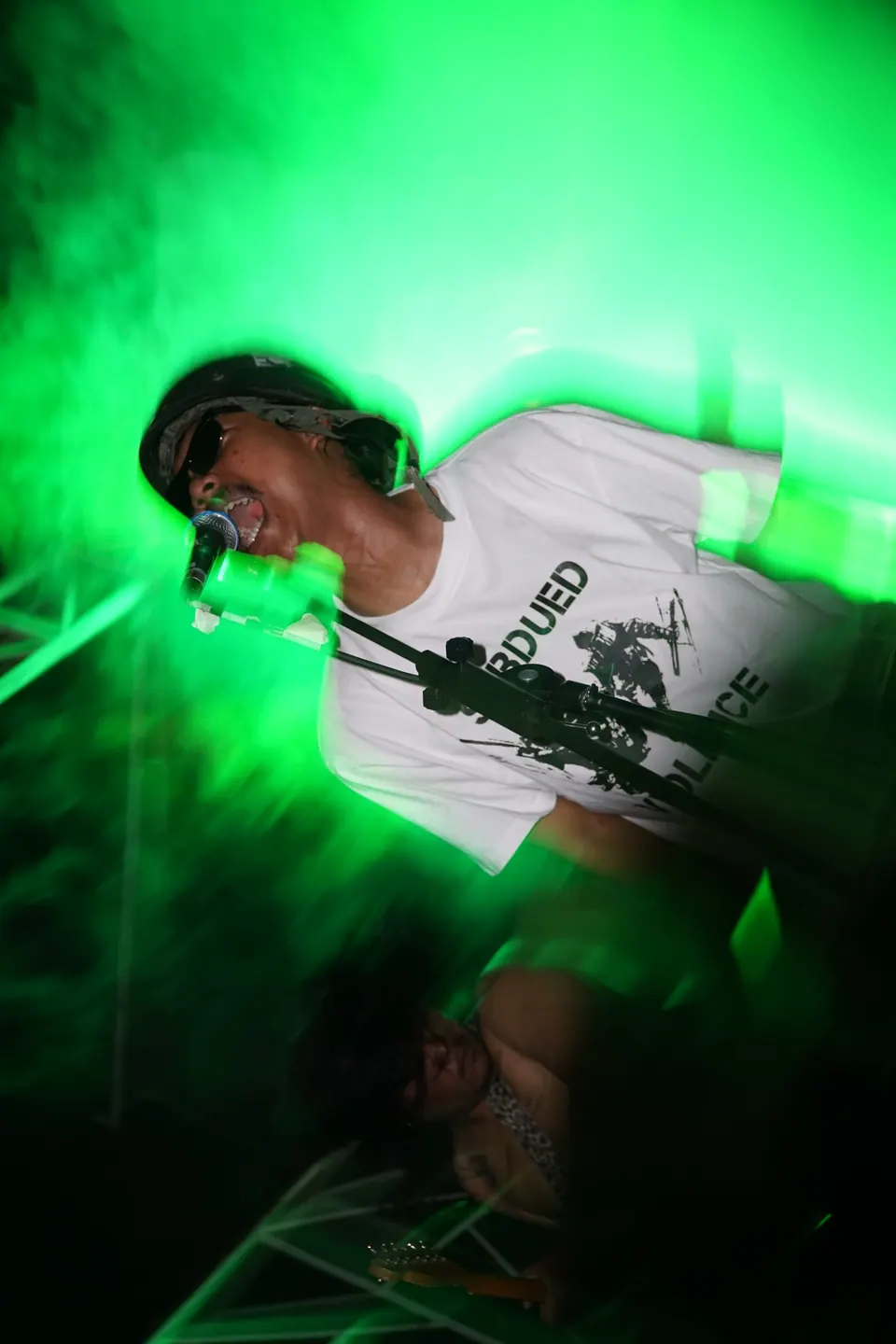 Foto konser: gitaris dalam sorotan lampu hijau, foto oleh Ghulam