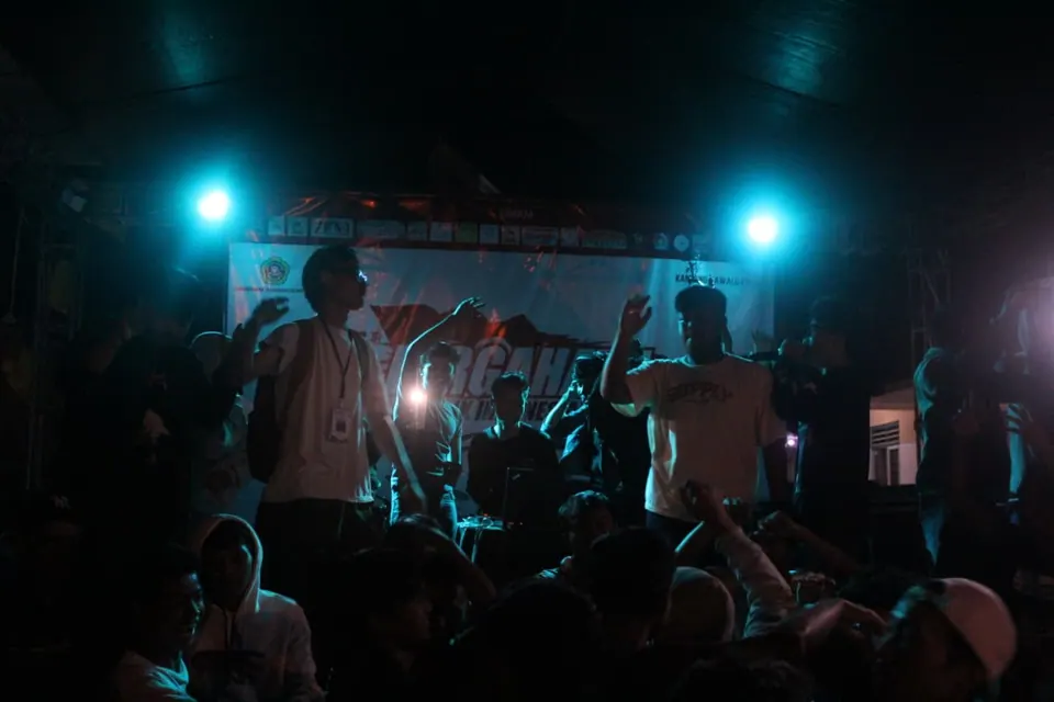 Dokumentasi konser: penonton memadati panggung dengan lampu sorot biru, foto oleh Hilenss