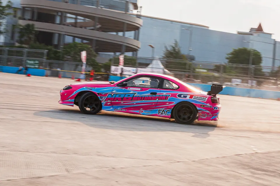 Dokumentasi event otomotif: mobil drift berwarna cerah di lintasan, foto oleh Igoruigori