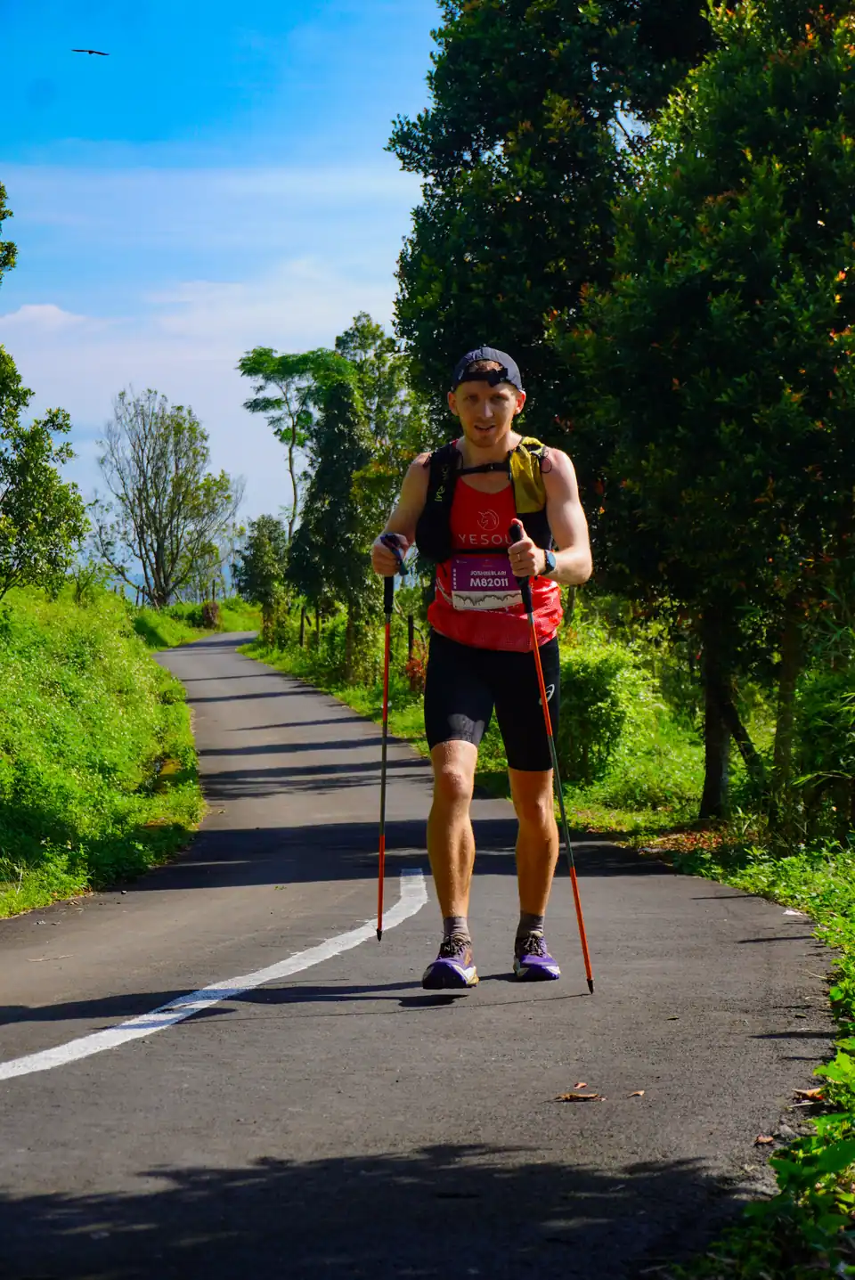 Foto olahraga outdoor: pelari trail berjalan di jalan hutan, foto oleh Krisna