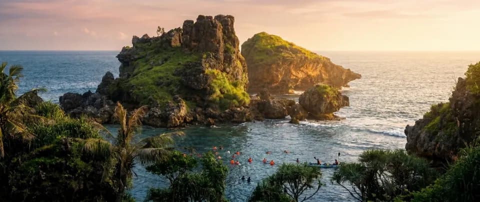 Foto lanskap pantai berkarang saat matahari terbenam, foto oleh Odette
