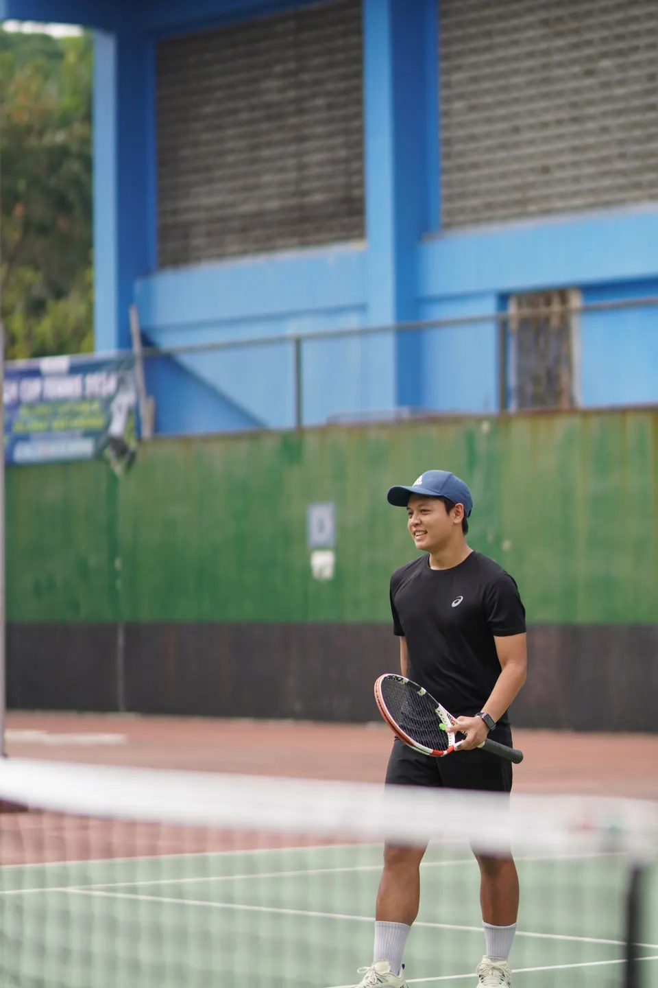 Portrait olahraga: pemain tenis berdiri di lapangan memegang raket, foto oleh Serena Pictures