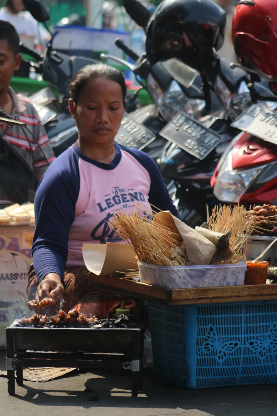 Foto jalanan: pedagang sate membakar dagangan di tepi jalan, foto oleh Winandacollb