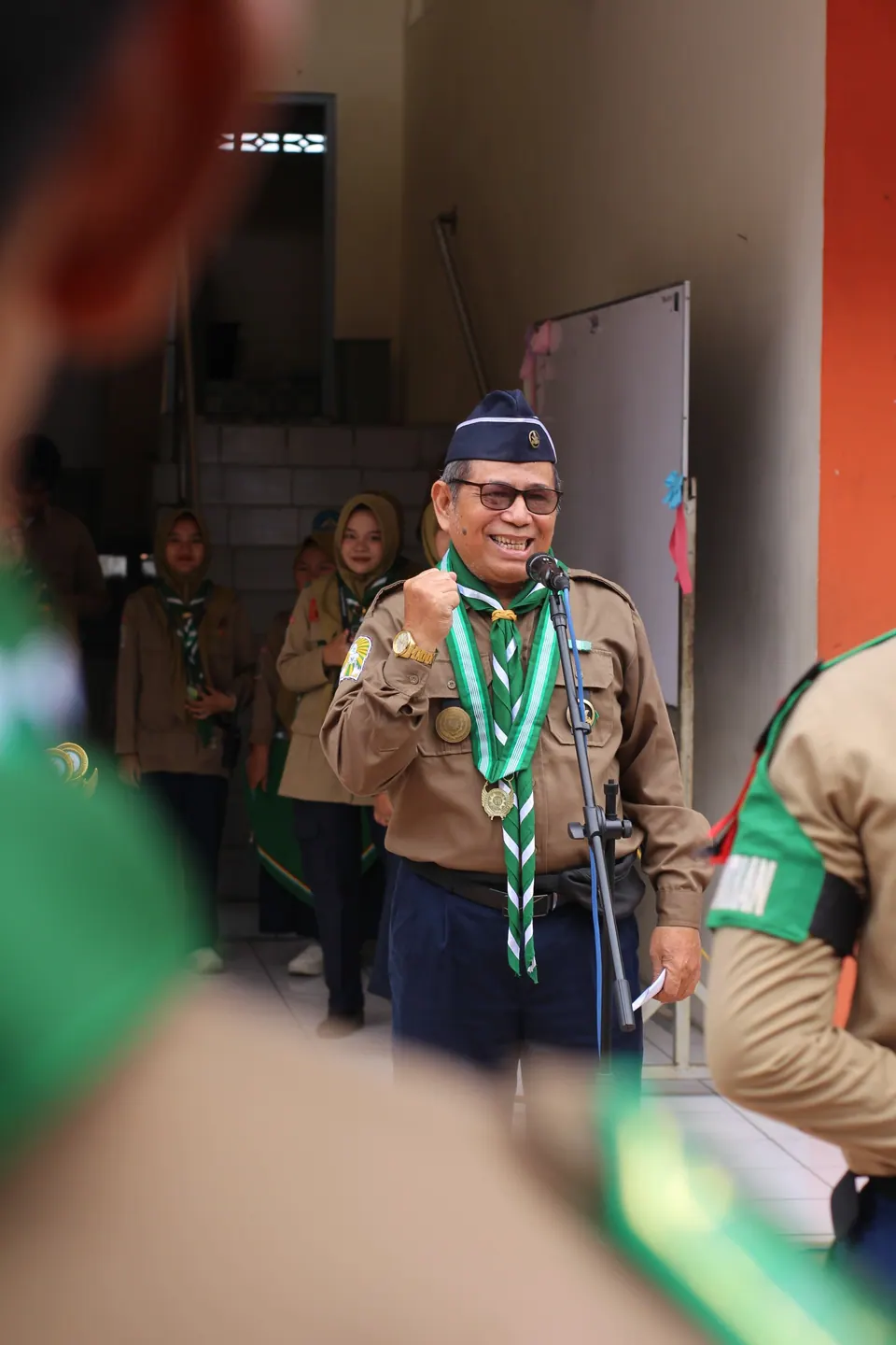 Foto dokumenter kegiatan pramuka: pembina tersenyum di lorong sekolah, foto oleh Winandacollb